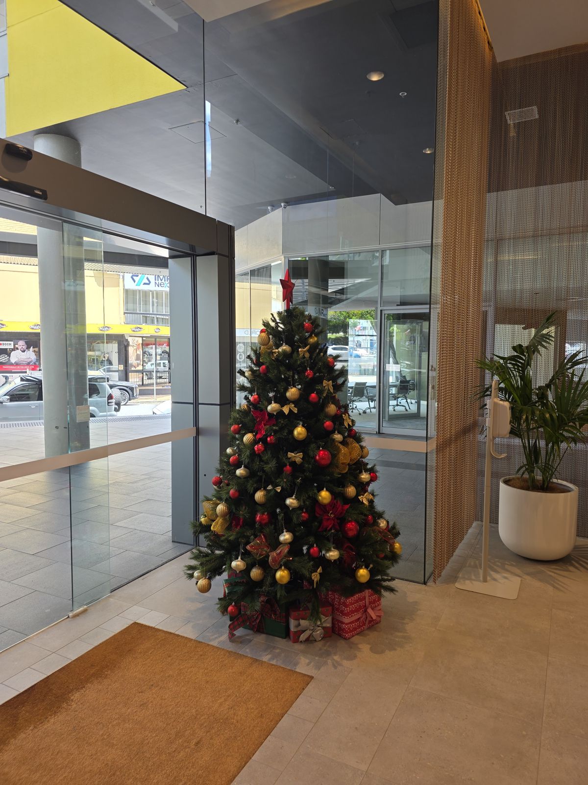 Red and gold - centre entry