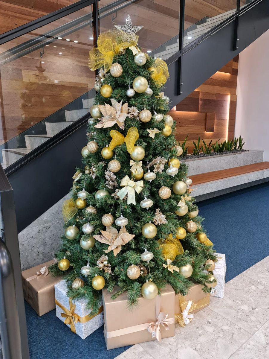Gold and Champagne Christmas tree theme
