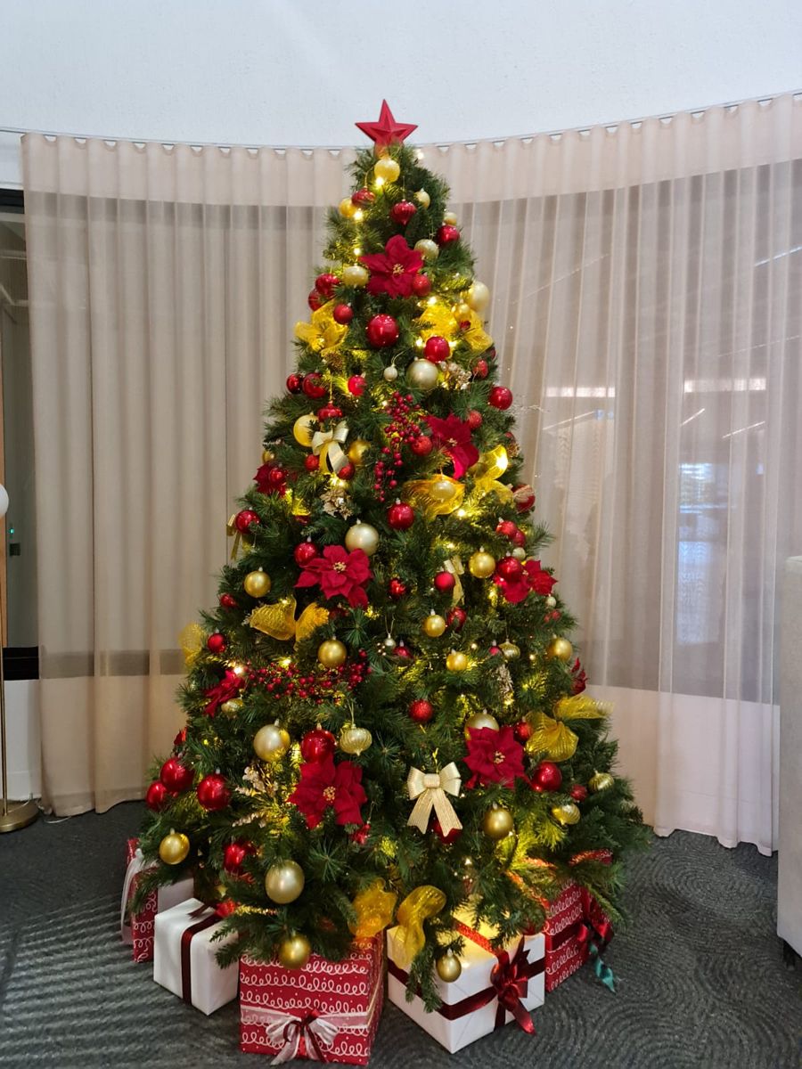 Red and gold Christmas tree theme